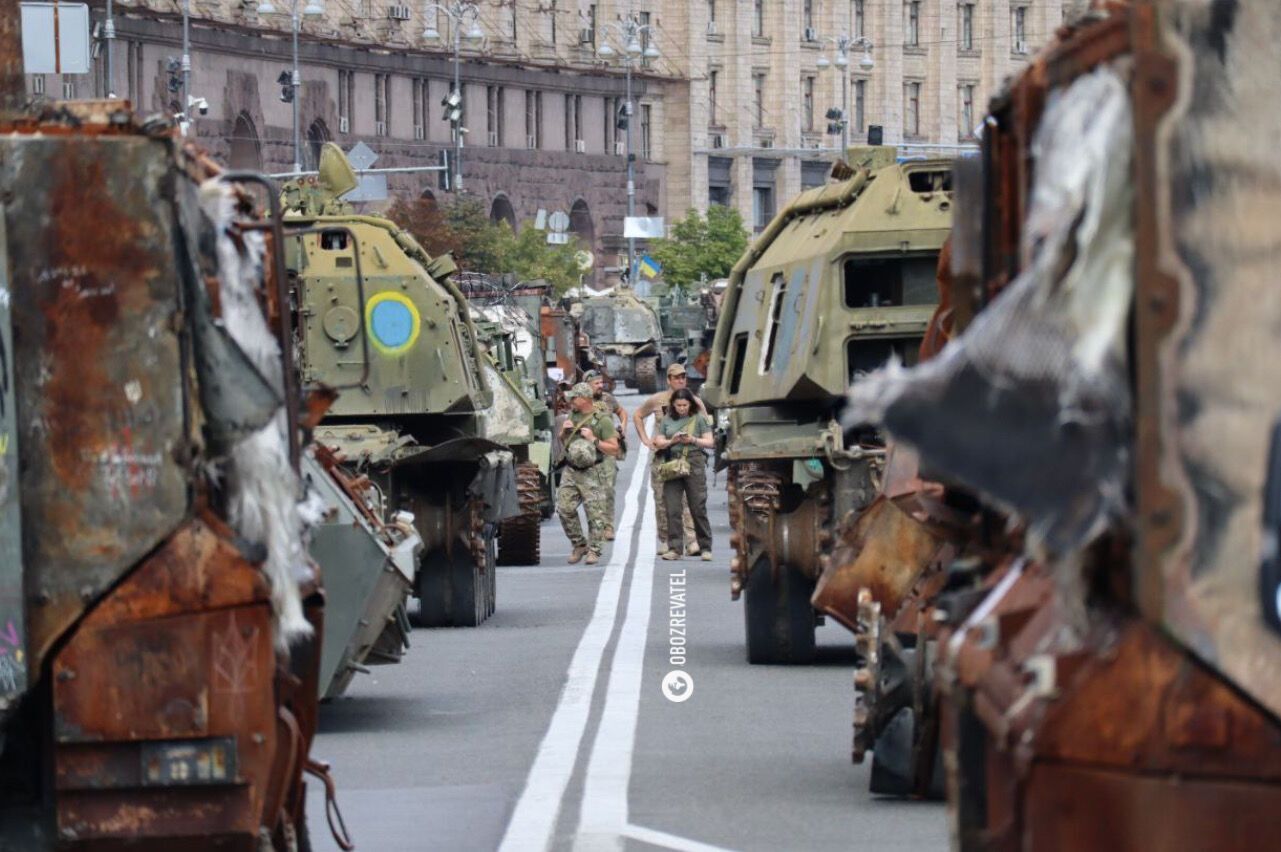 Обломки "Шахедов", сбитых ракет и оружия российских оккупантов: в Киеве на Крещатике открыли еще одну выставку. Фото