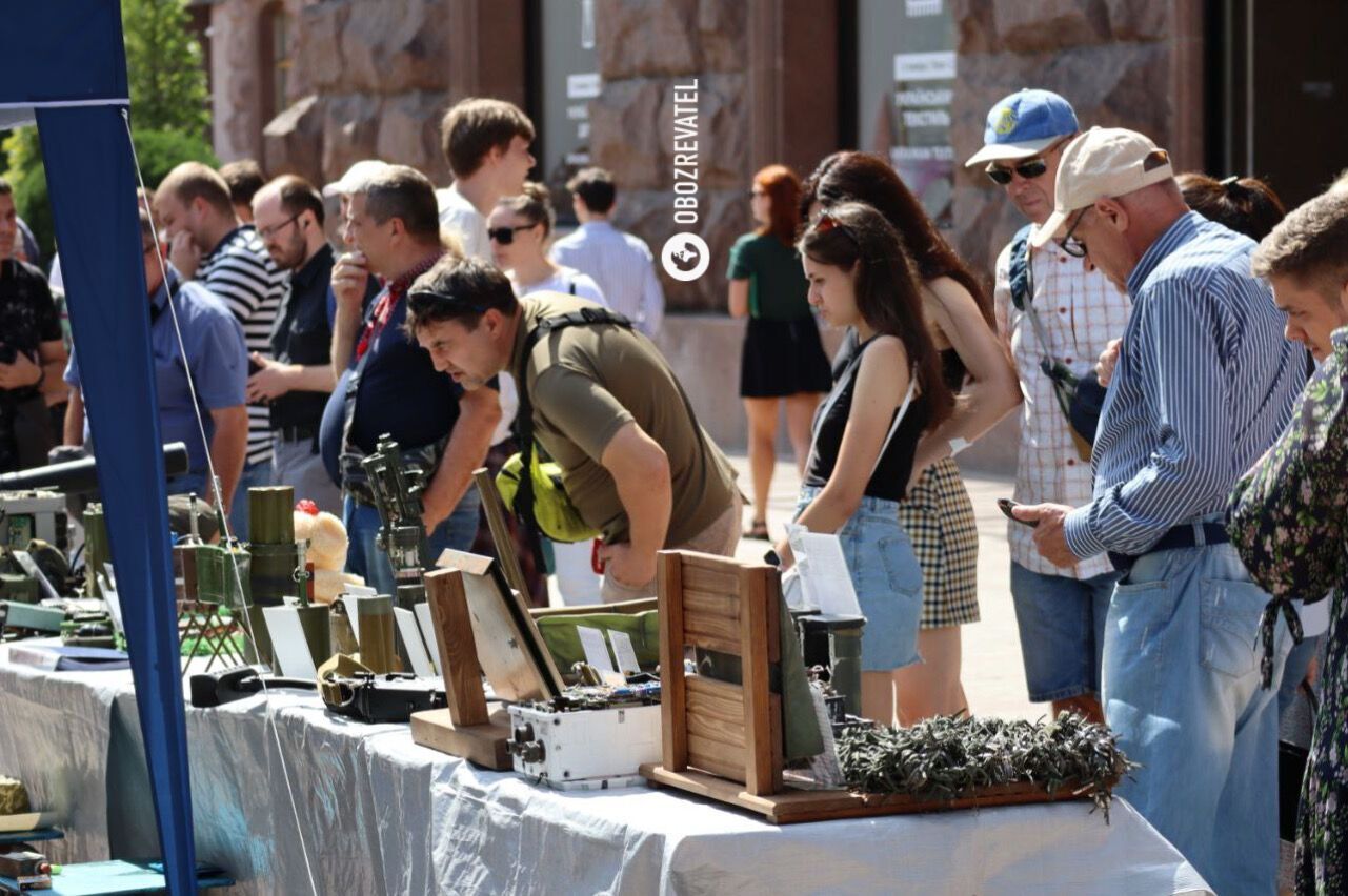 Обломки "Шахедов", сбитых ракет и оружия российских оккупантов: в Киеве на Крещатике открыли еще одну выставку. Фото