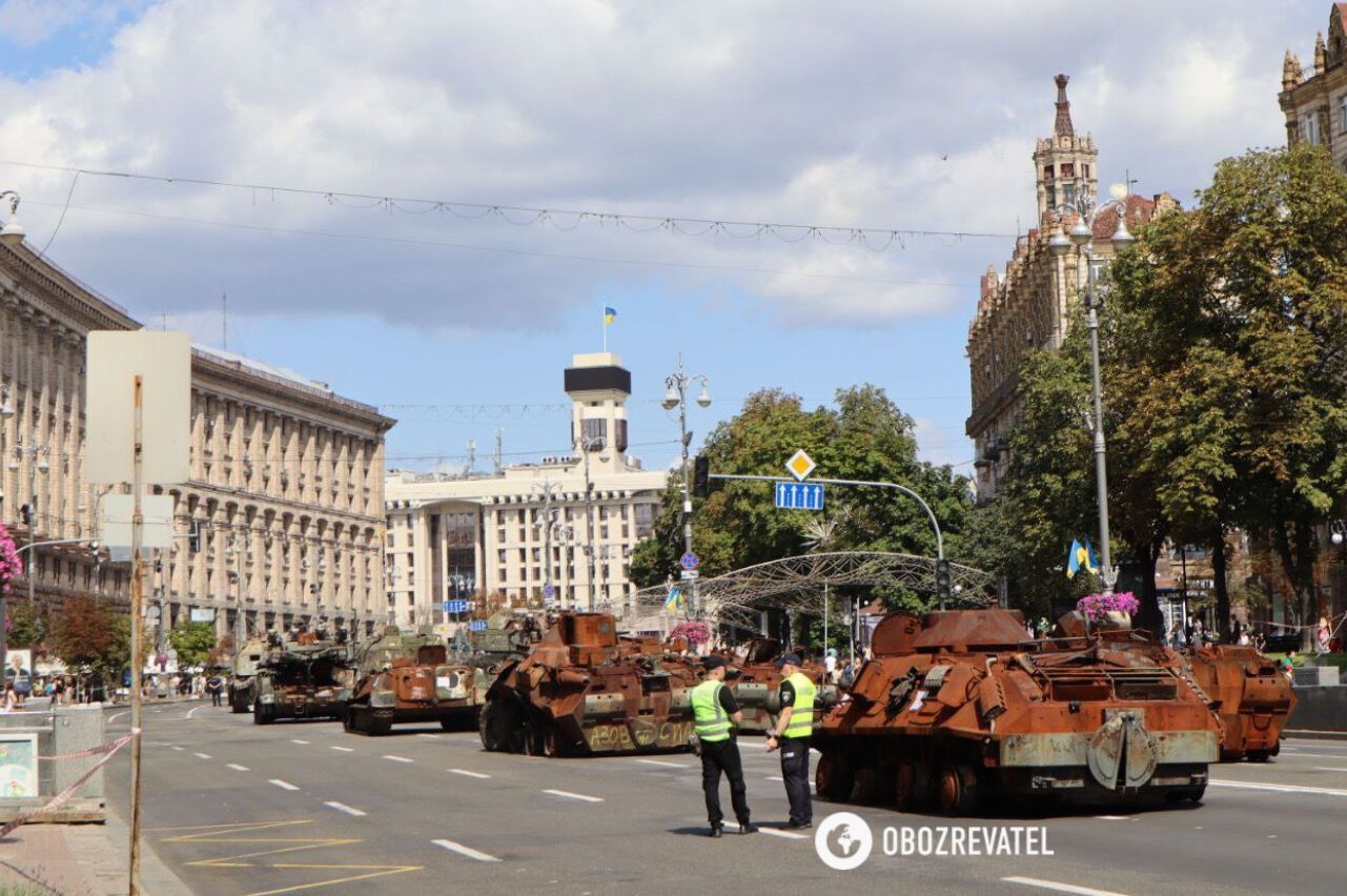 Уламки "Шахедів", збитих ракет та зброї російських окупантів: у Києві на Хрещатику відкрили ще одну виставку. Фото