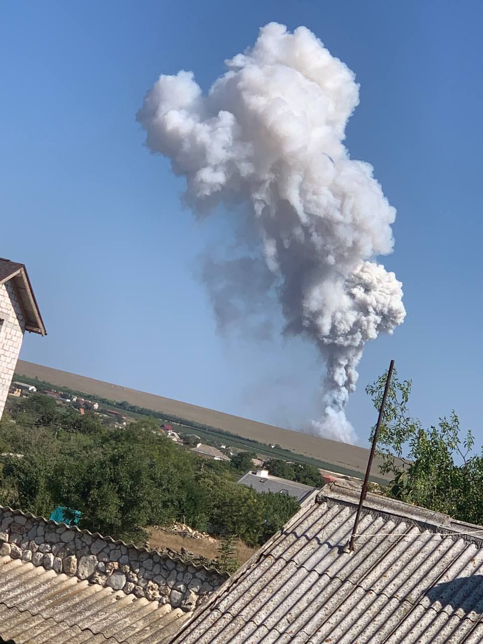 В оккупированном Крыму прогремел взрыв, поднялся дым: поражен российский ракетный комплекс. Фото и видео