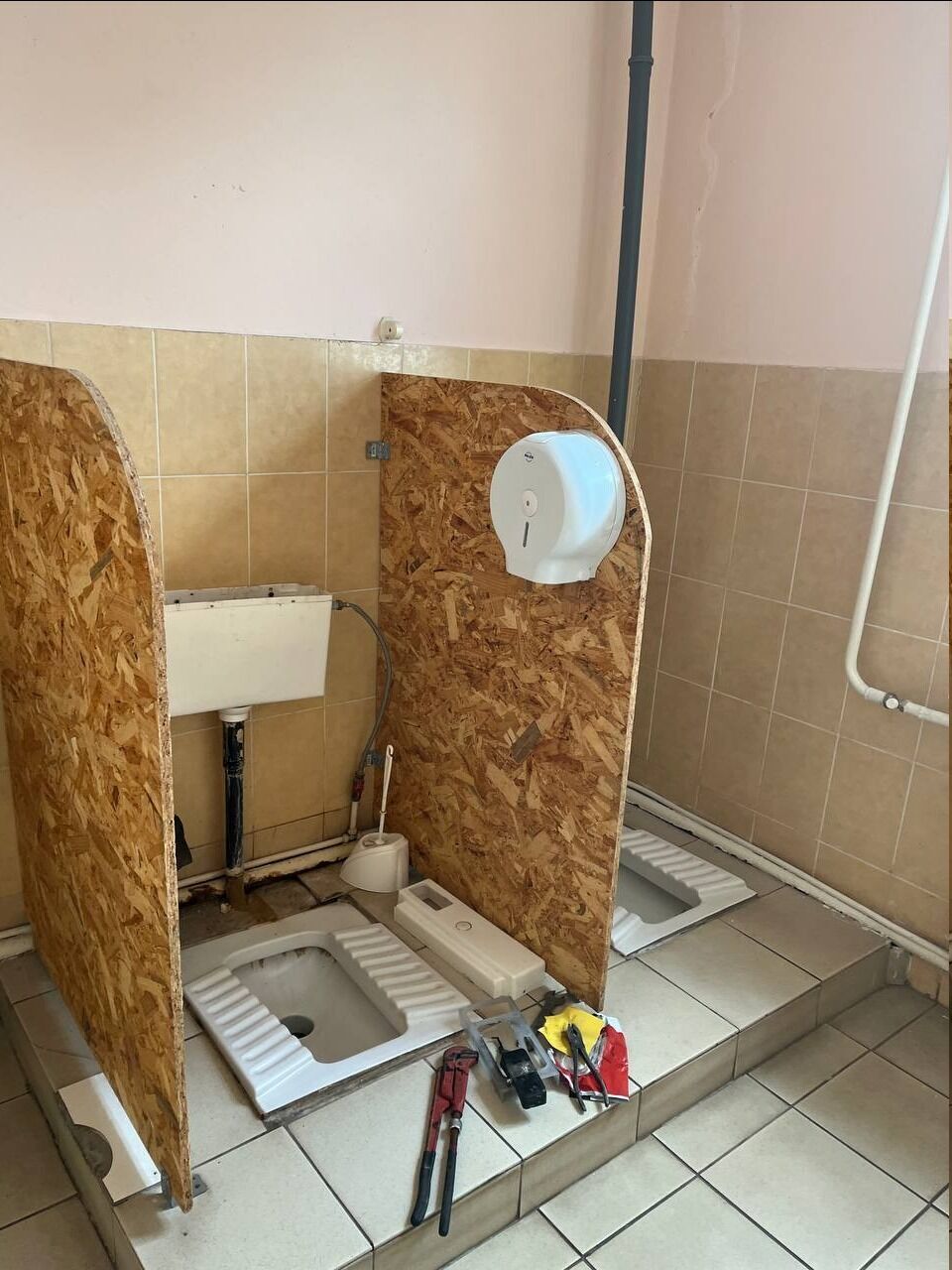 Без дверей: на Київщині виник черговий скандал через туалети для дітей в школі. Фото