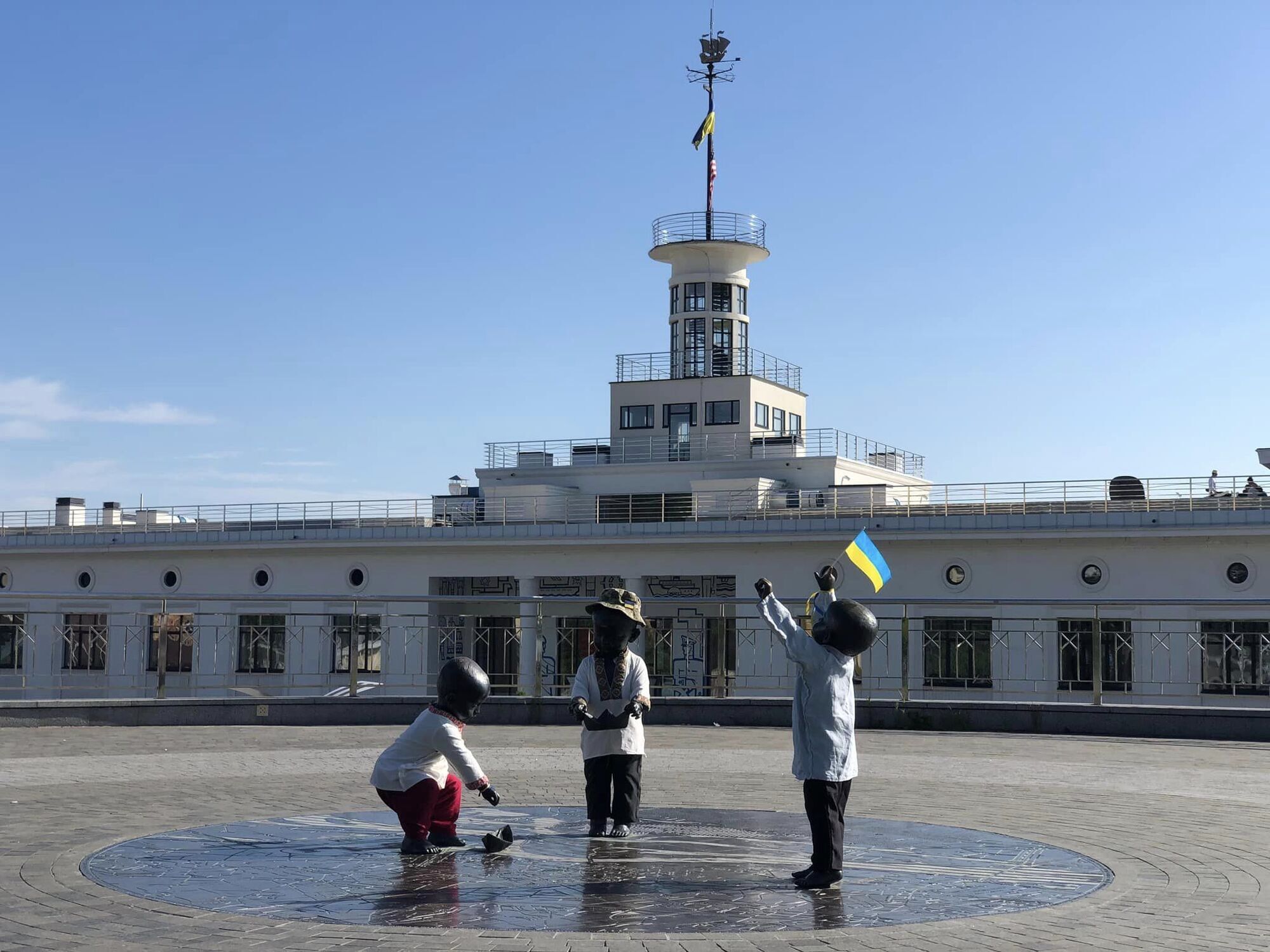 Вишиванки та патріотичний віночок: у столиці на честь Дня Незалежності України переодягли малюків-засновників Києва. Фото