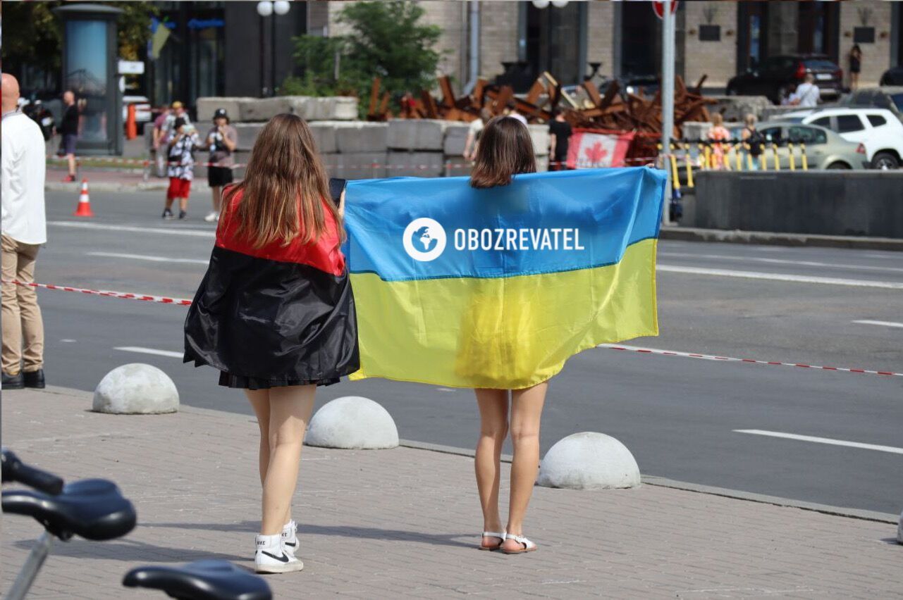 Сине-желтая одежда и много флажков: как прошел День Государственного флага в Киеве. Фото