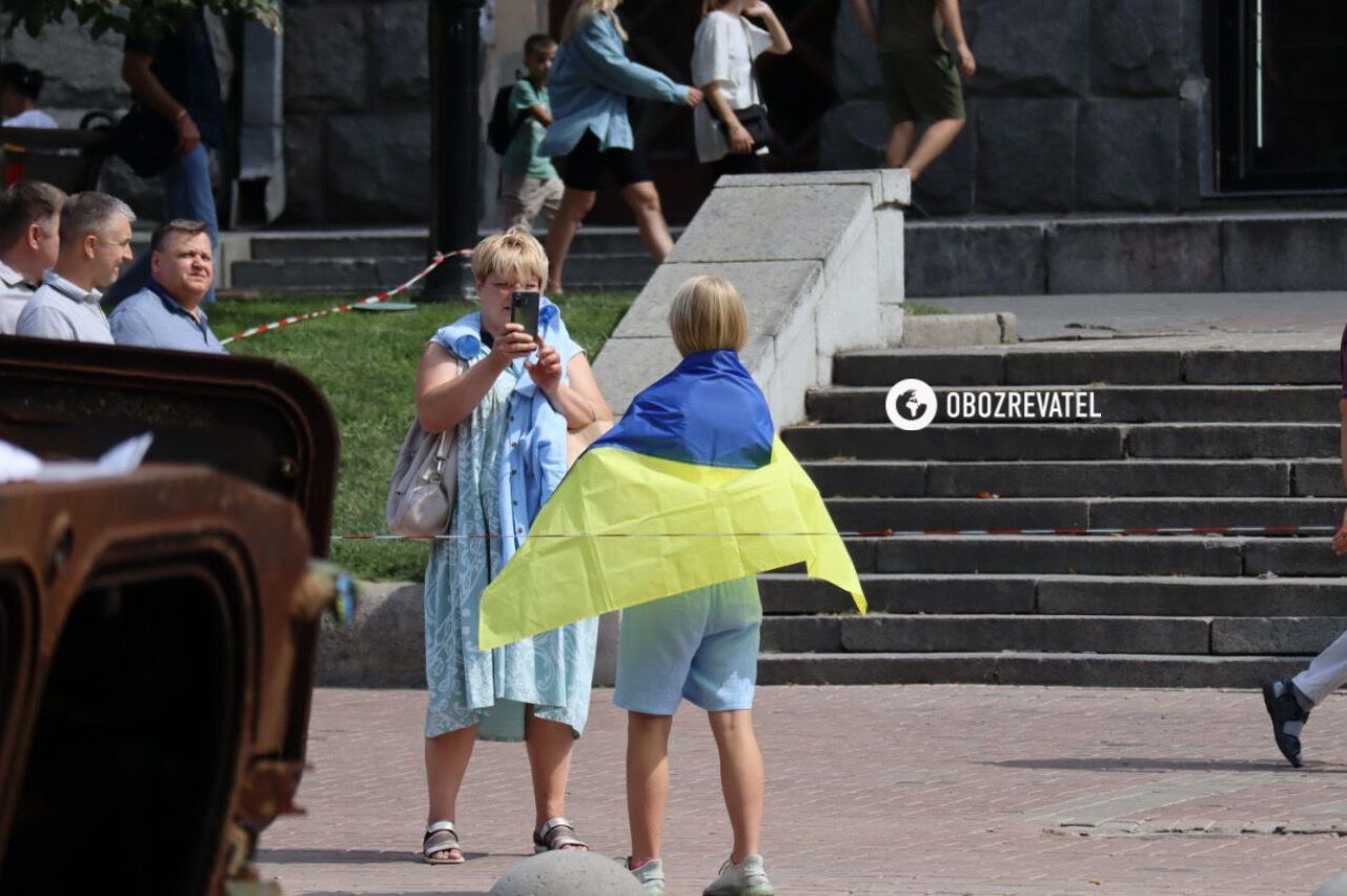 Синьо-жовтий одяг і багато прапорців: як пройшов День Державного прапора у Києві. Фото