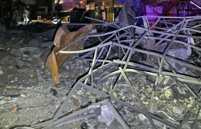 Окупанти вночі завдали удару по Дніпру, є руйнування: постраждали 10 осіб. Фото і відео