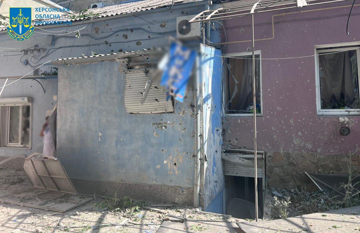 Окупанти обстріляли Херсон, один зі снарядів влучив у дах будинку: серед постраждалих – дитина