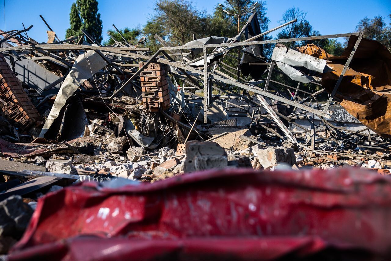 Окупанти вночі завдали удару по Дніпру, є руйнування: постраждали 10 осіб. Фото і відео