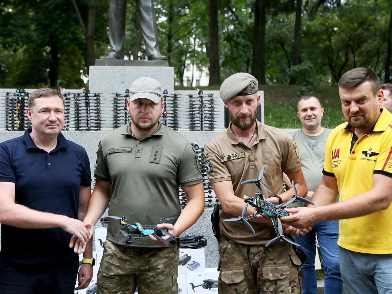 ФК "Рух" та Григорій Козловський передав українським військовим дрони