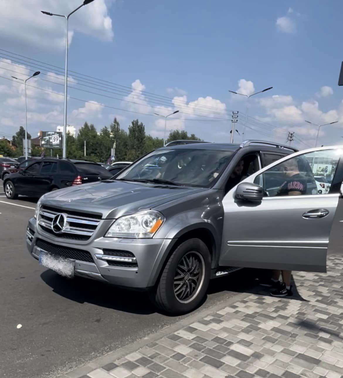 На Київщині водій Mercedes погрожував убивством перехожому через зауваження щодо паркування авто: подробиці і фото