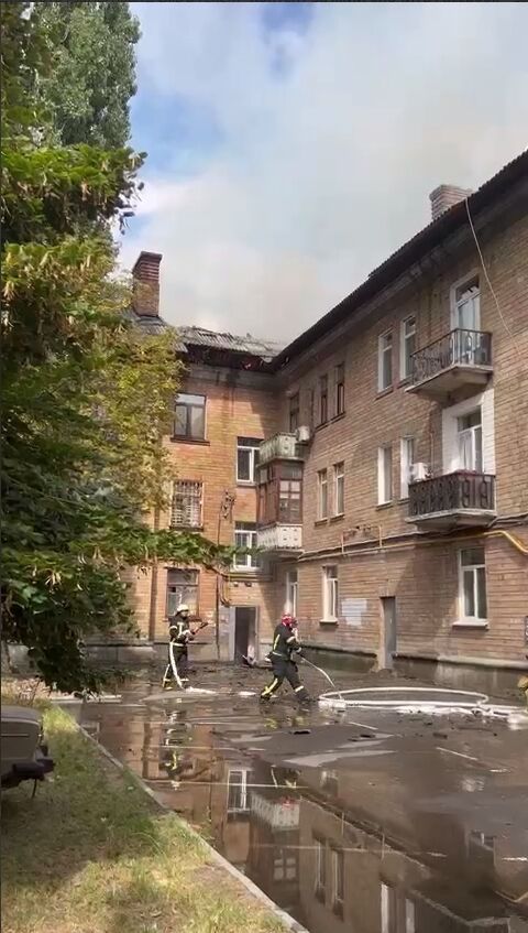 У Києві сталась масштабна пожежа в житловому будинку: Кличко розповів подробиці. Фото і відео