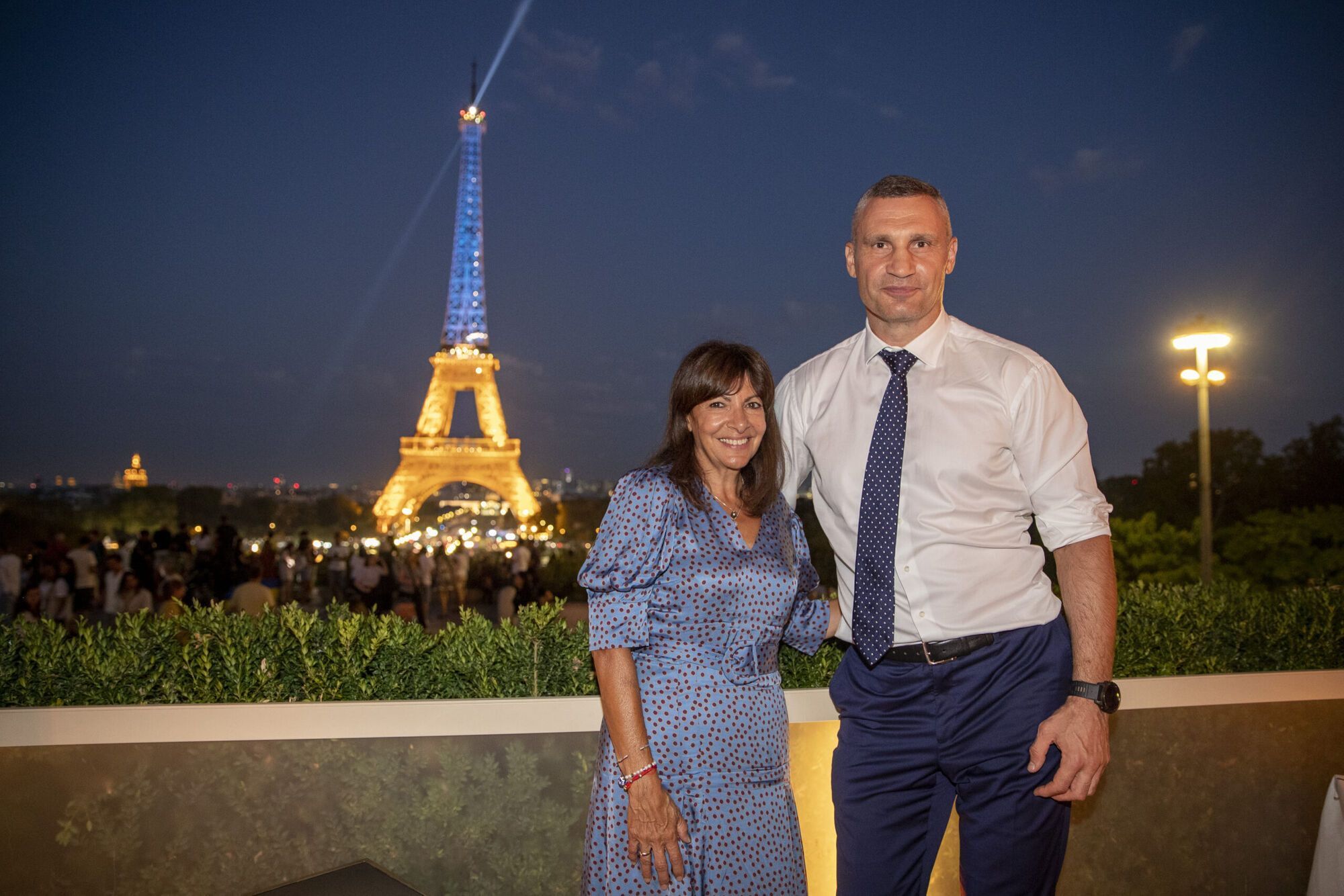 Кличко в Париже принял участие в церемонии подсветки Эйфелевой башни в цвета флага Украины