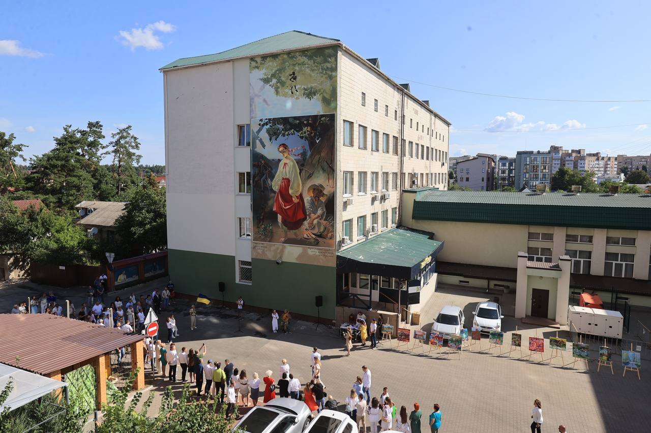В Ирпене появился самый большой в мире мурал в виде картины Тараса Шевченко "Катерина". Фото