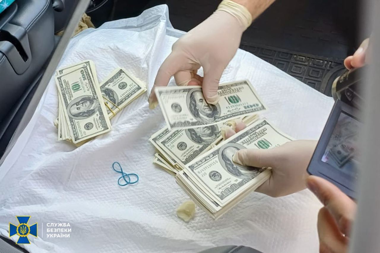 СБУ разоблачила дельцов, которые хотели продать в Киеве полмиллиона фальшивых долларов США. Фото