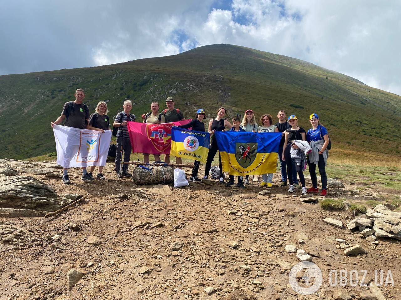 Встановили рекорд: на День Незалежності освітяни з Хмельниччини підняли на Говерлу найбільший прапор України. Фото і відео