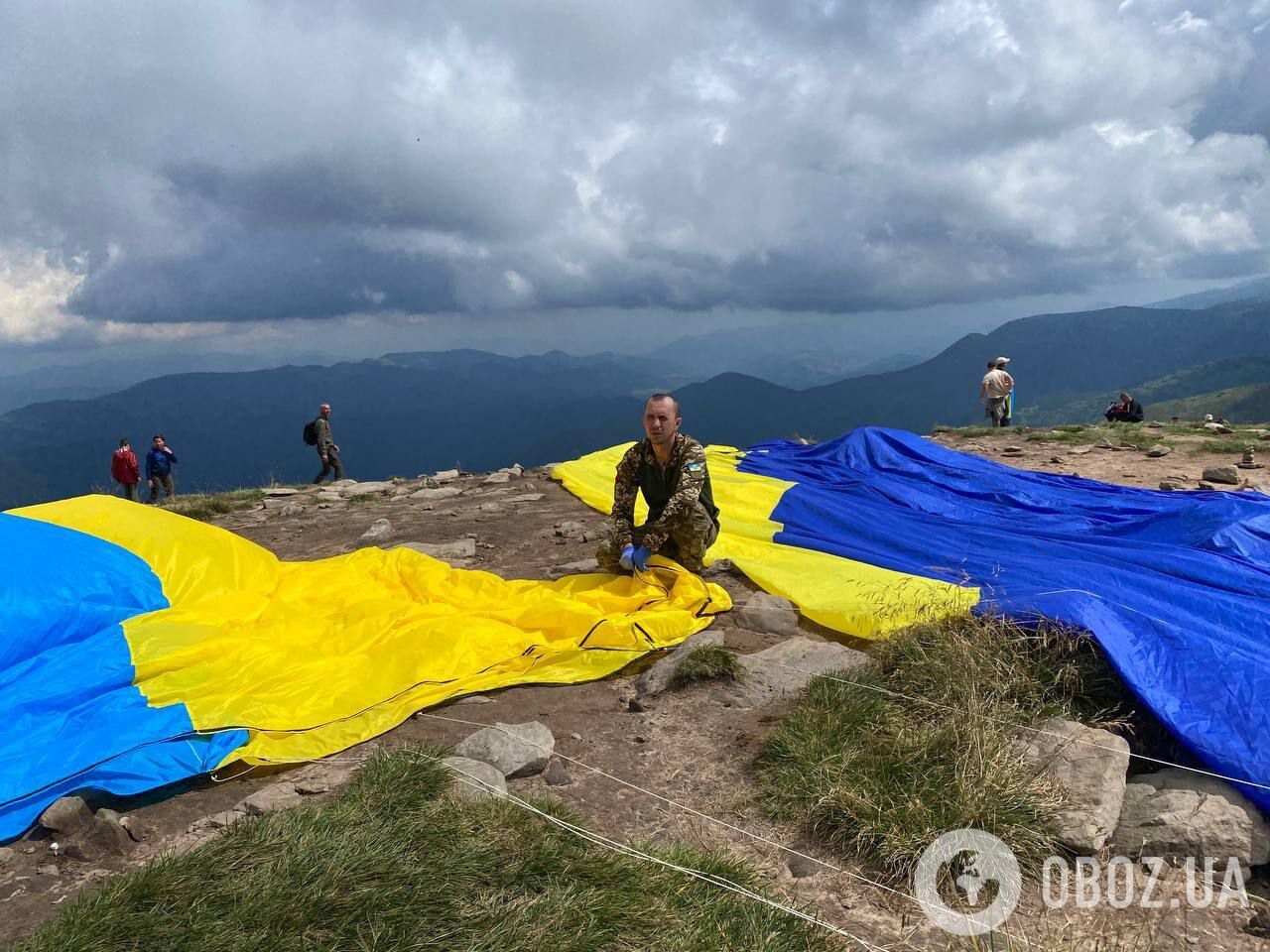 Встановили рекорд: на День Незалежності освітяни з Хмельниччини підняли на Говерлу найбільший прапор України. Фото і відео