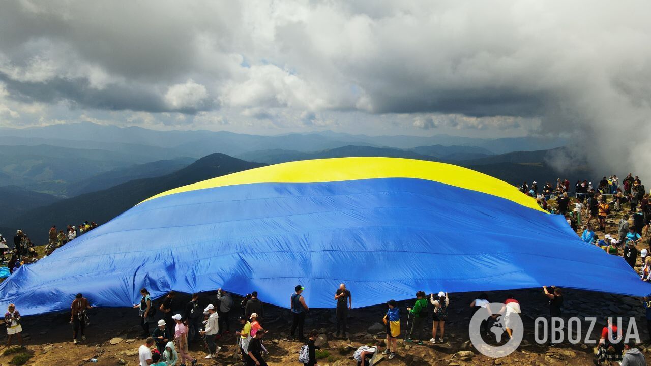 Встановили рекорд: на День Незалежності освітяни з Хмельниччини підняли на Говерлу найбільший прапор України. Фото і відео