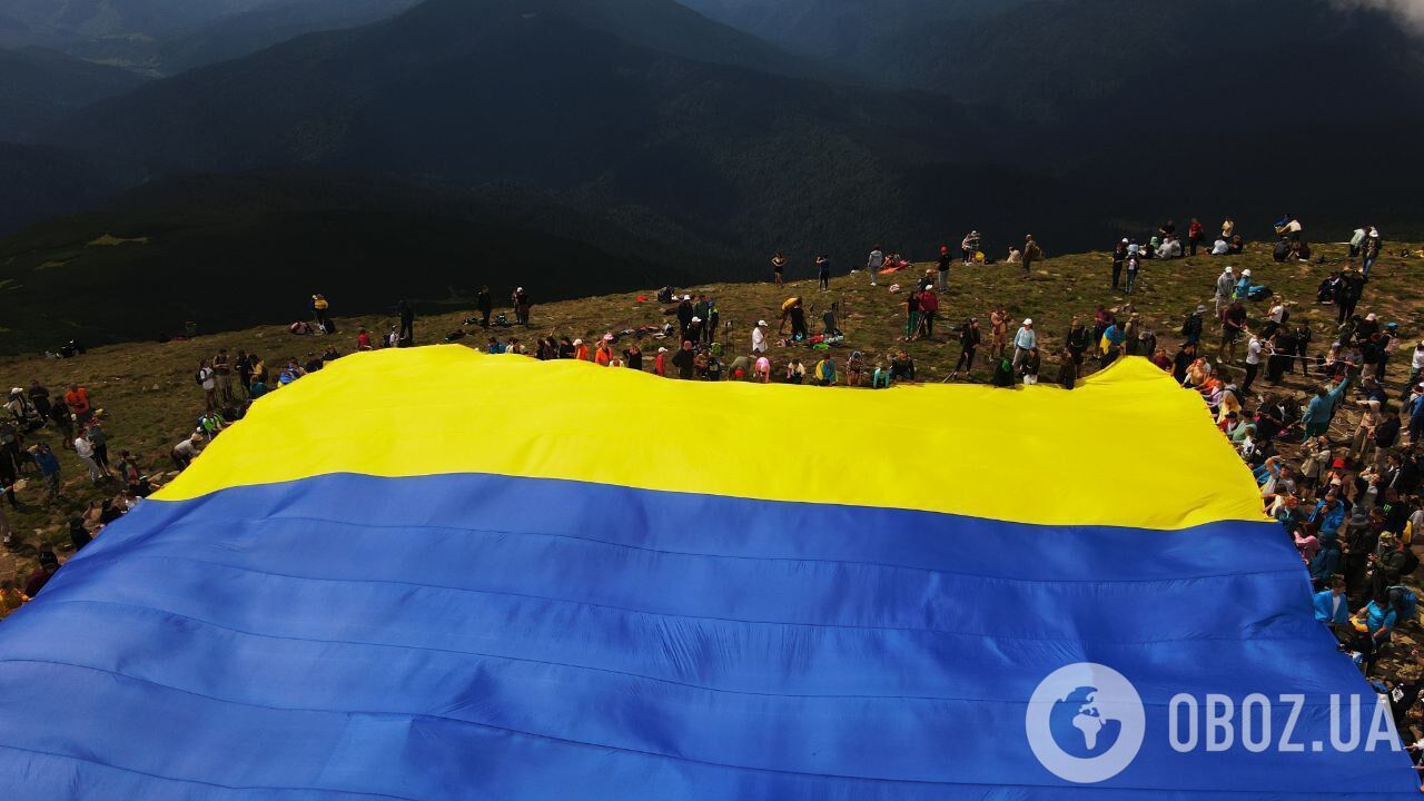 Установили рекорд: на День Независимости педагоги из Хмельнитчины подняли на Говерлу самый большой флаг Украины. Фото и видео