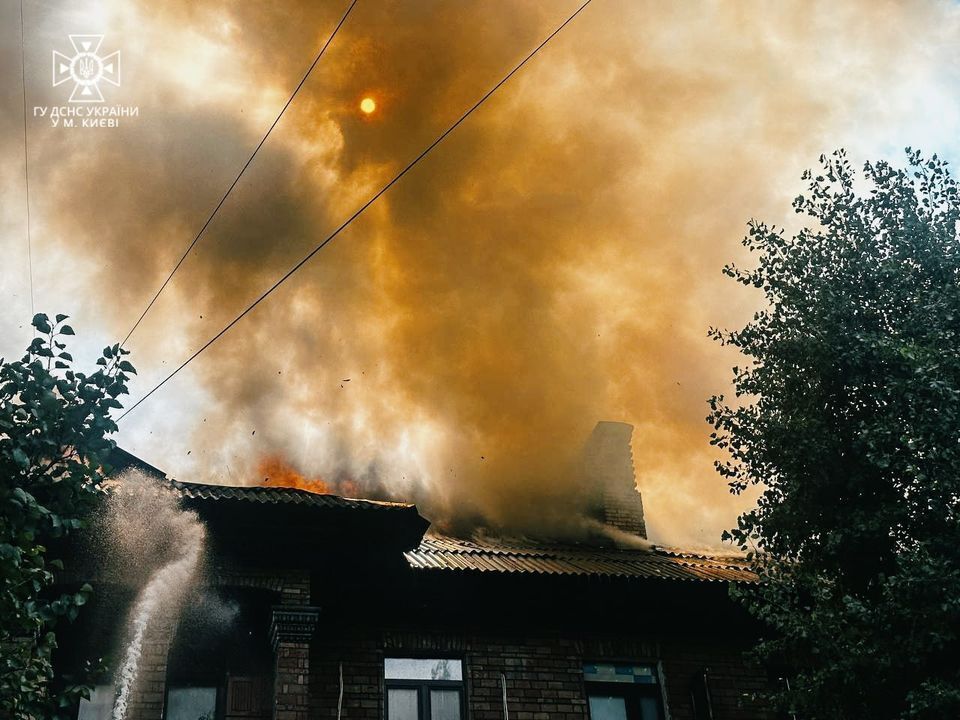 У Києві сталась масштабна пожежа в житловому будинку: Кличко розповів подробиці. Фото і відео