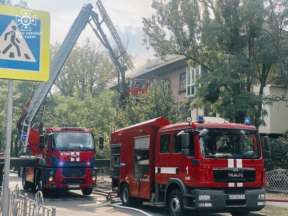 У Києві сталась масштабна пожежа в житловому будинку: Кличко розповів подробиці. Фото і відео