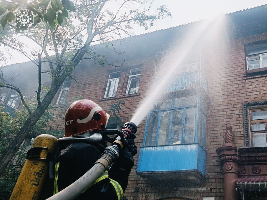 У Києві сталась масштабна пожежа в житловому будинку: Кличко розповів подробиці. Фото і відео