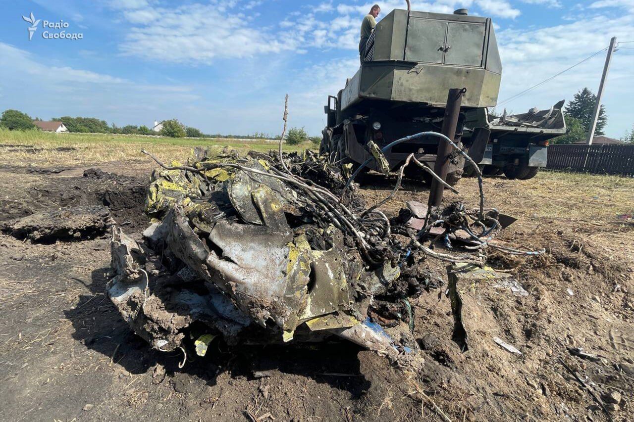 Появились первые кадры с места авиакатастрофы на Житомирщине, в которой погибли три украинских пилота. Фото и видео