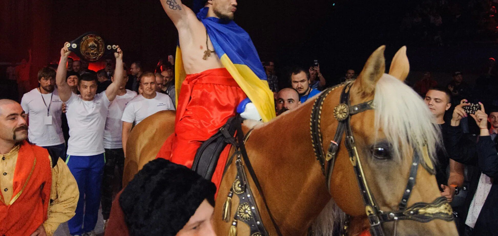 Сокира, роги та "Слава Україні!" Берінчик вразив своїм виходом у ринг. Відео