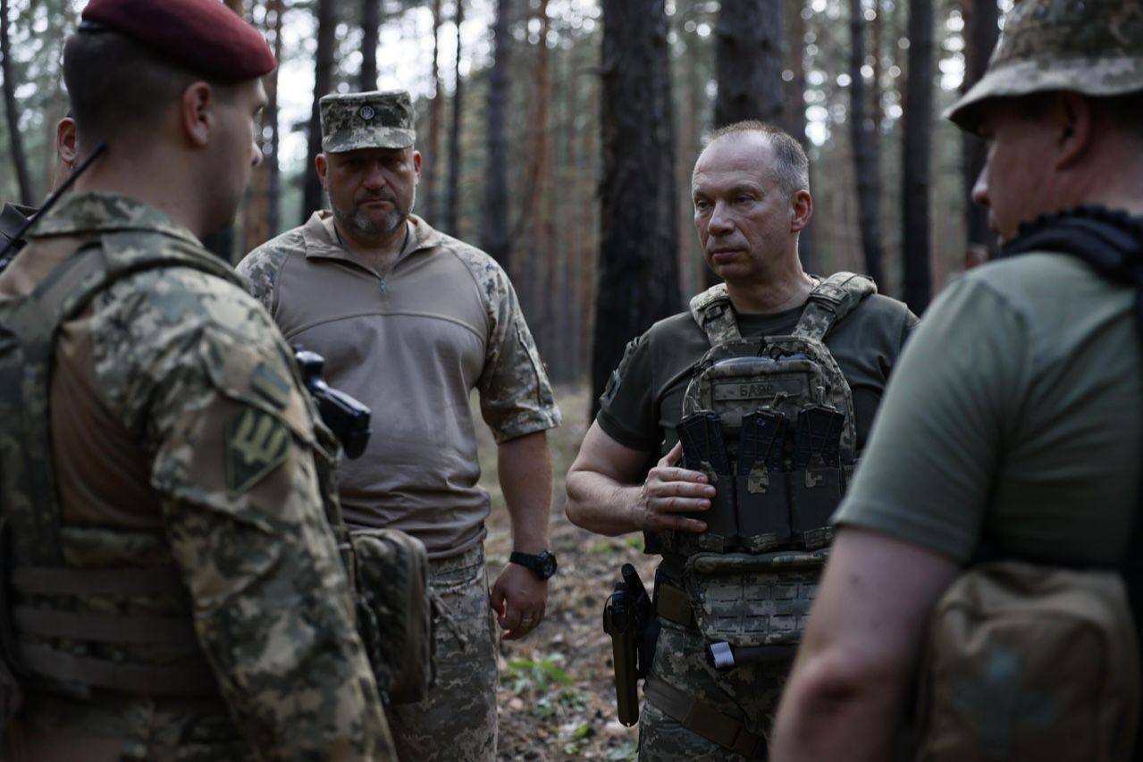 "Обстановка остается напряженной": Сырский посетил позиции ВСУ на Восточном направлении. Фото