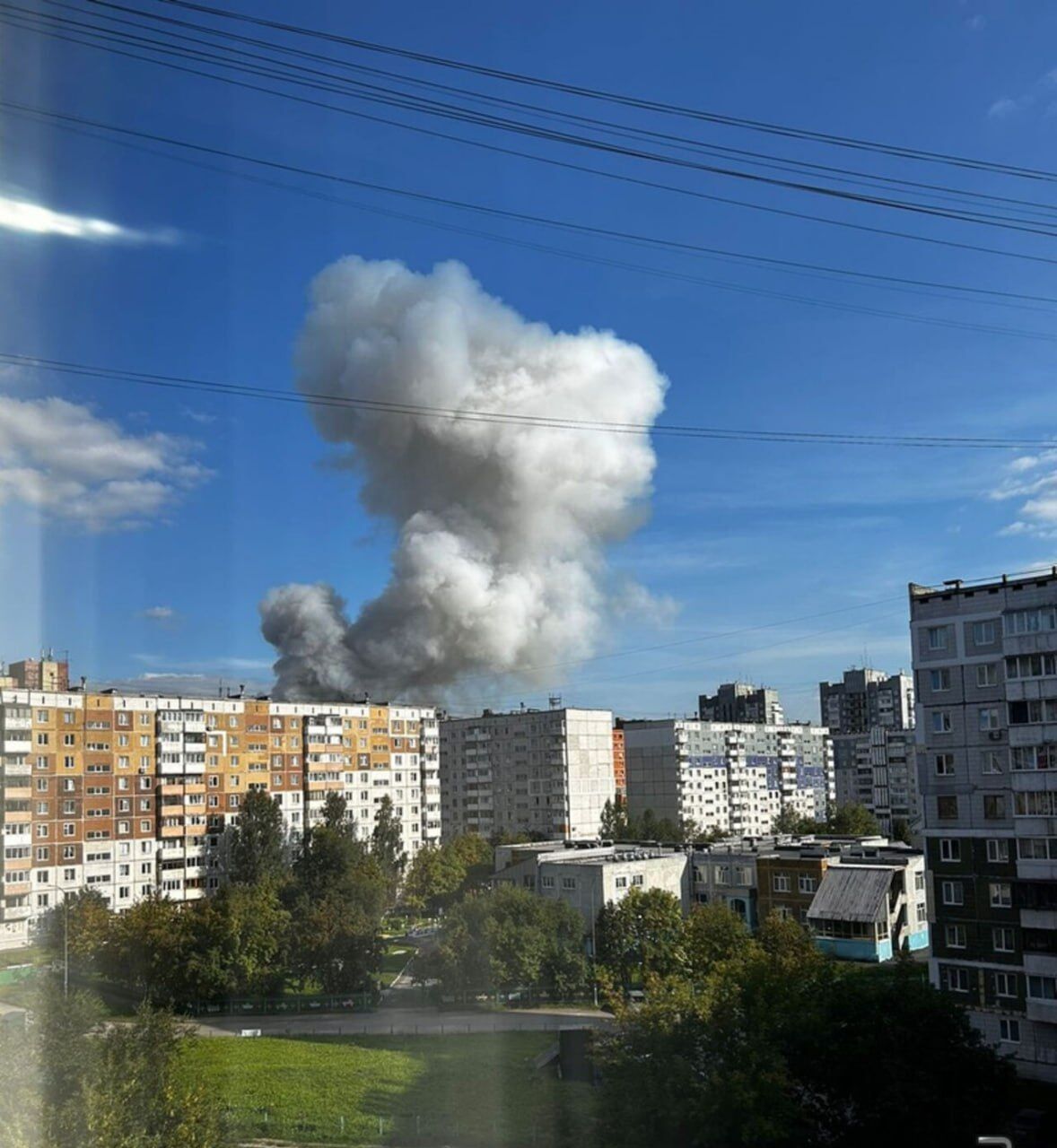 В российском Кемерово вспыхнул большой пожар на складе пиротехники: здание упало. Видео