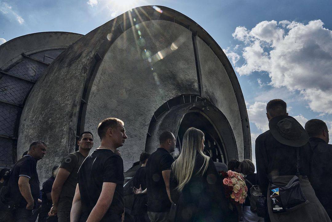 Ему было всего 20: в Киеве попрощались с гвардейцем, который погиб в боях за Украину через месяц после свадьбы. Фото