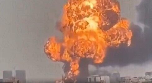 В столице Судана прогремел мощный взрыв, поднялся огненный "гриб". Фото и видео