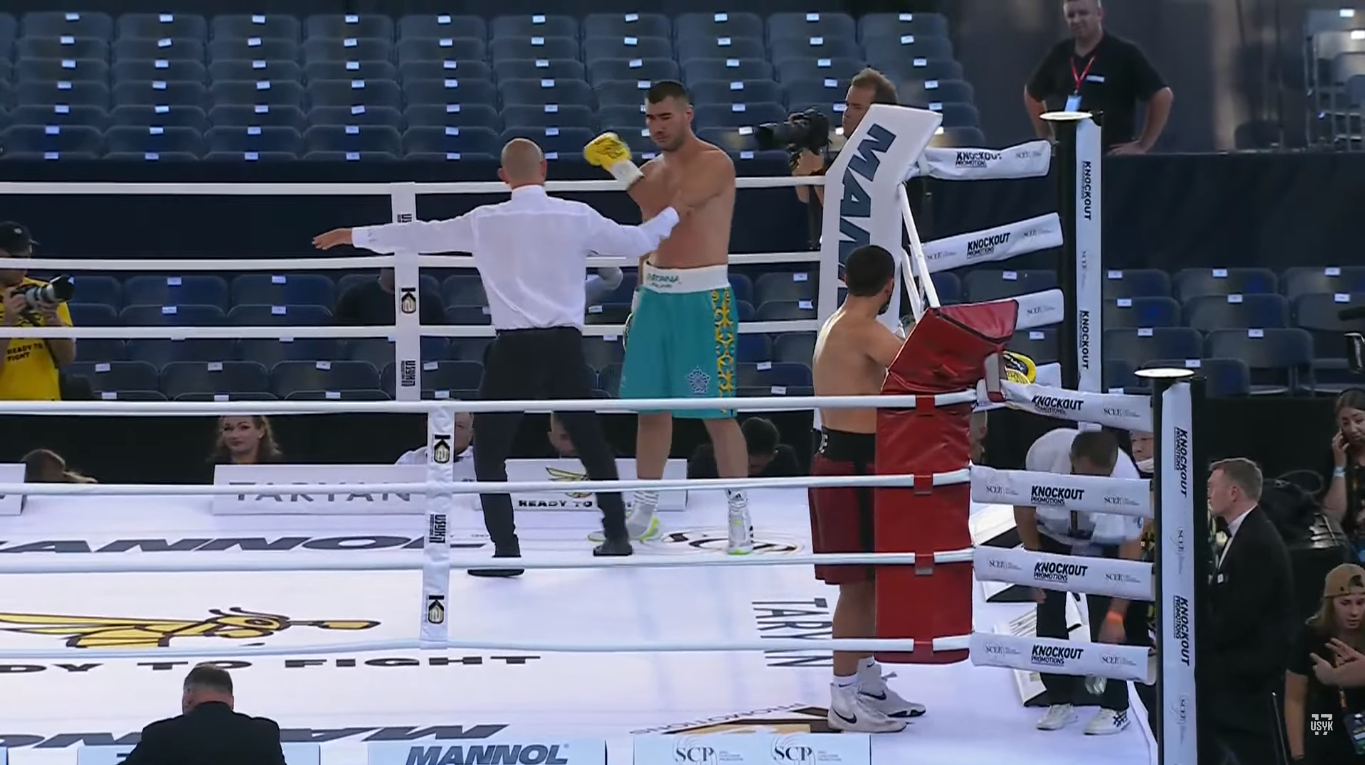 Непобедимый украинский боксер выиграл чемпионский бой нокаутом. Видео