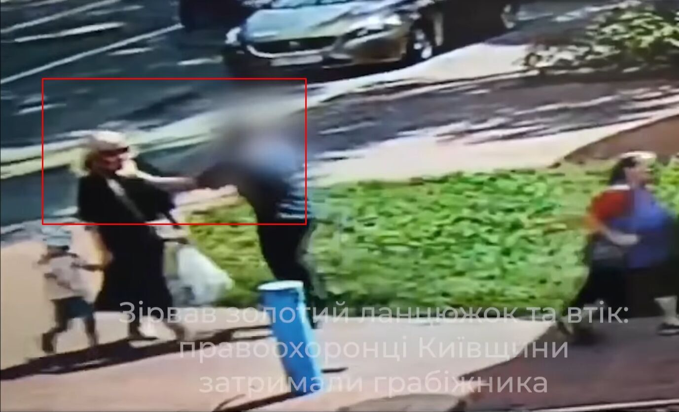 В Киевской области мужчина в центре города ограбил женщину с ребенком: преступление попало на камеры. Видео