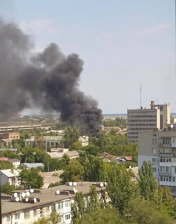 В Бердянске вспыхнул завод с военной техникой россиян, оккупанты врут и говорят о мусоре. Фото и видео