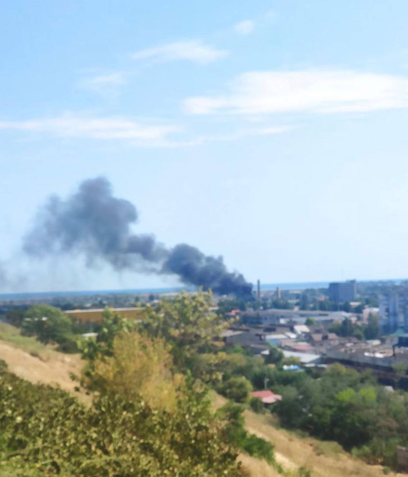 У Бердянську спалахнув завод із військовою технікою росіян, окупанти відбріхуються і кажуть про сміття. Фото та відео