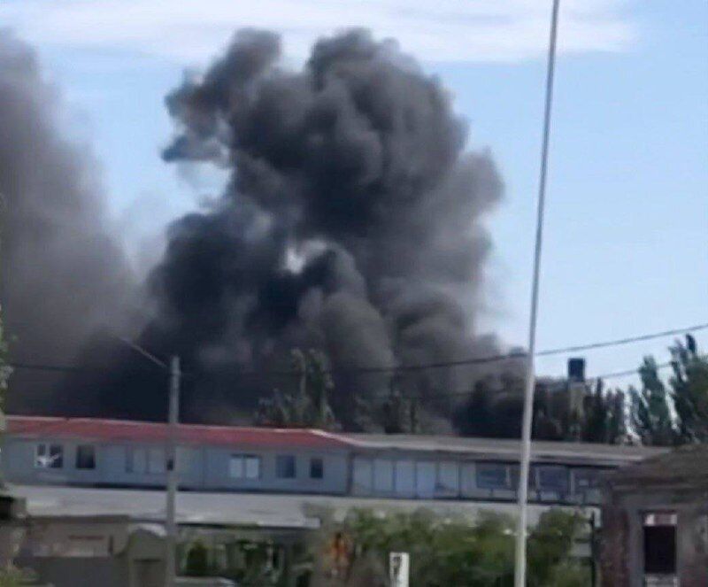 У Бердянську спалахнув завод із військовою технікою росіян, окупанти відбріхуються і кажуть про сміття. Фото та відео