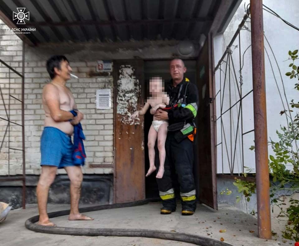 На Київщині під час пожежі бійці ДСНС врятували 5-річного хлопчика. Фото та подробиці