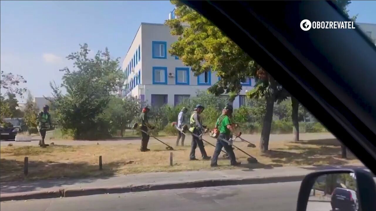 У Києві на Троєщині помітили комунальників, які "косили" суху землю та залишки трави на зупинці. Відео