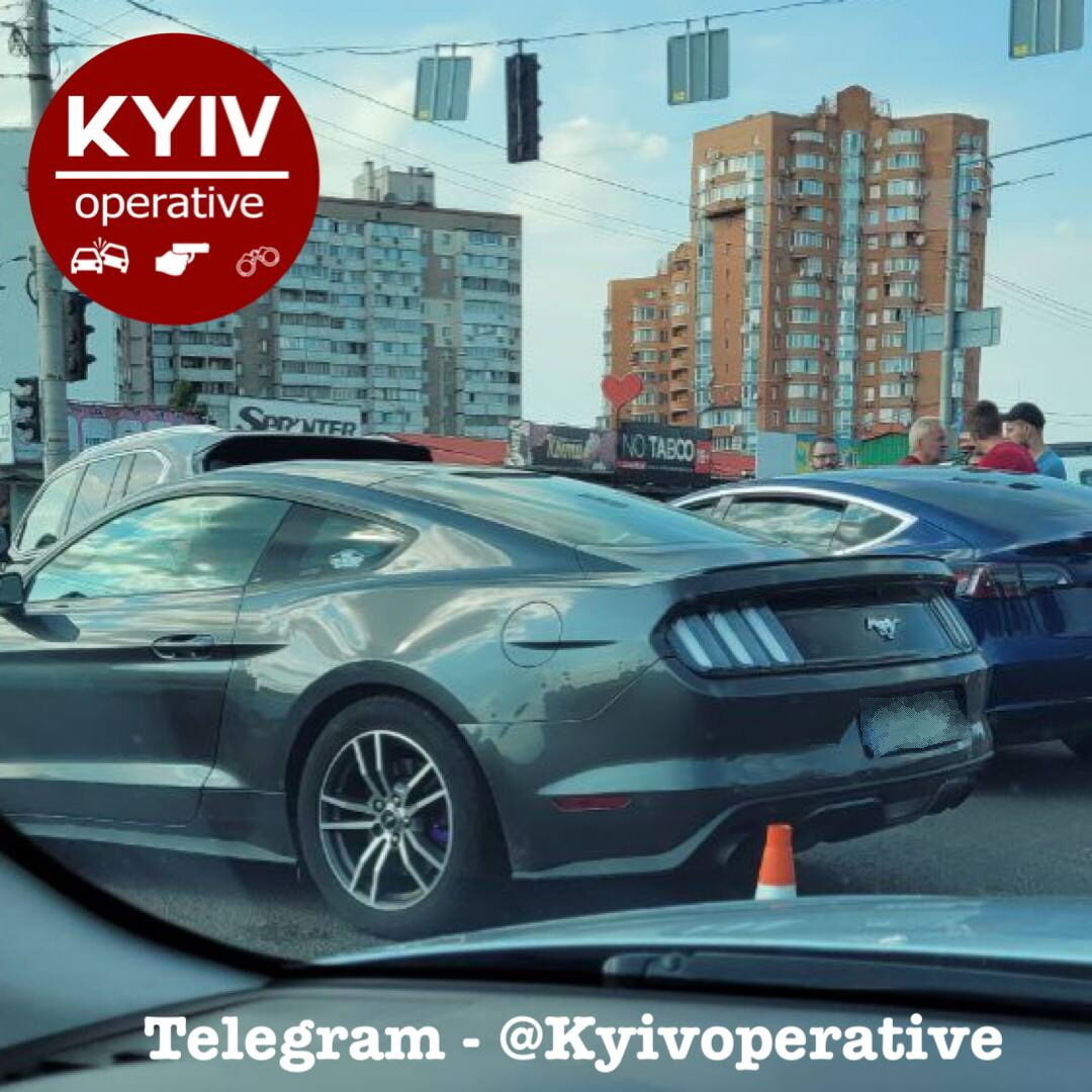 В Киеве произошла авария с участием четырех элитных автомобилей: среди участников – блогер Даша Квиткова. Видео