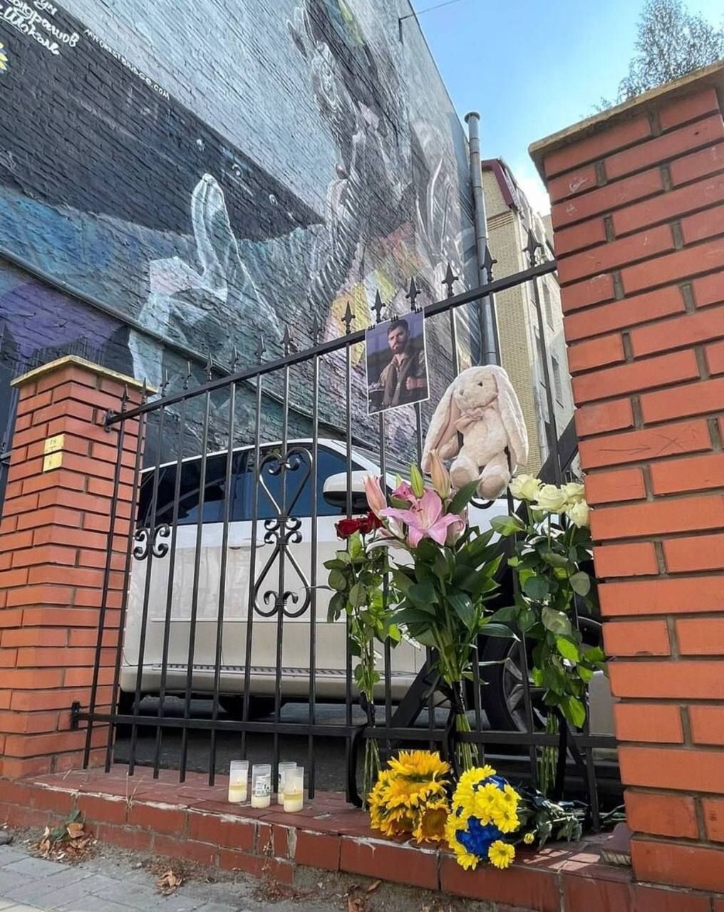 В столице возле мурала "Призрак Киева" появился мемориал, посвященный пилоту Андрею "Джусу" Пильщикову. Фото