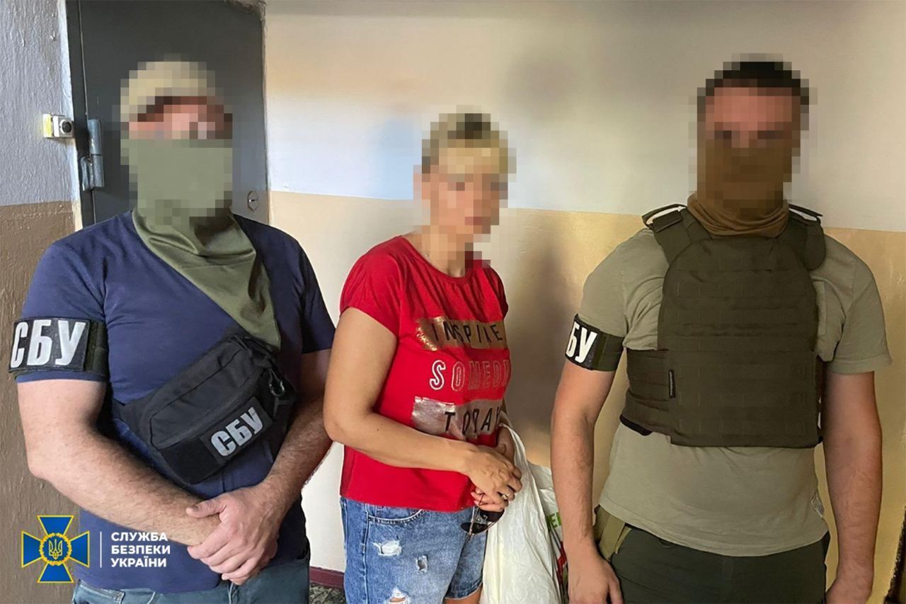СБУ затримала агентку РФ, яка наводила російські "Гради" і "Шахеди" на Херсон. Фото