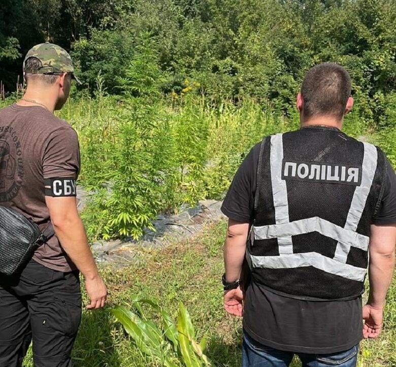 Поліцейські Києва викрили зловмисників, які збували зброю та фальшиві гроші. Фото