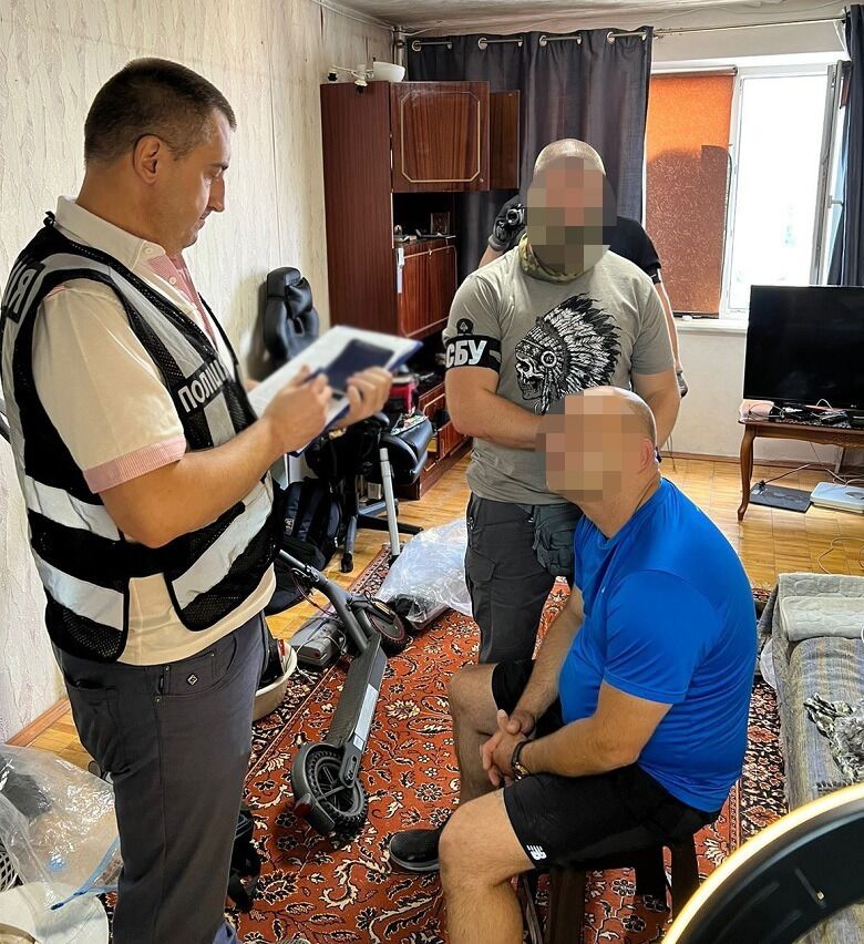 Поліцейські Києва викрили зловмисників, які збували зброю та фальшиві гроші. Фото