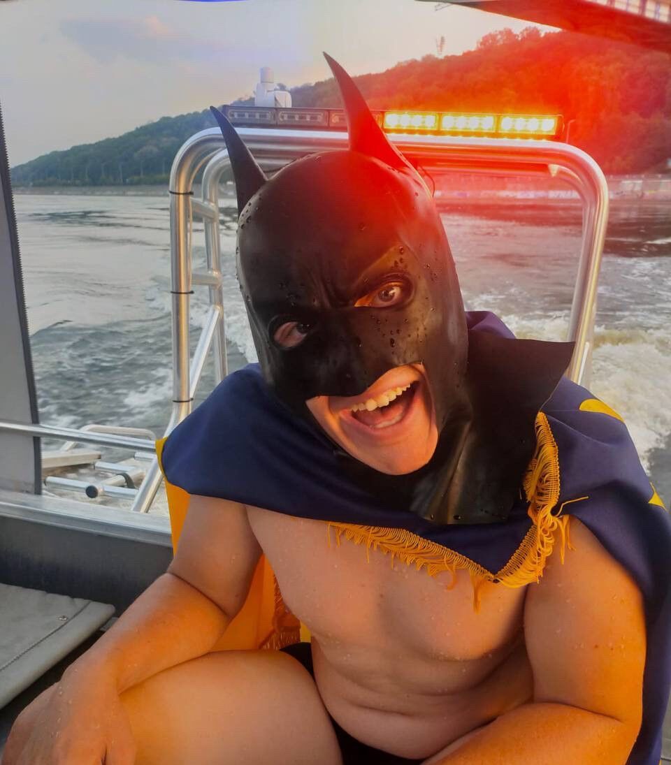 У Києві іноземець ледь не потонув, намагаючись переплисти Дніпро в масці "Бетмена". Фото