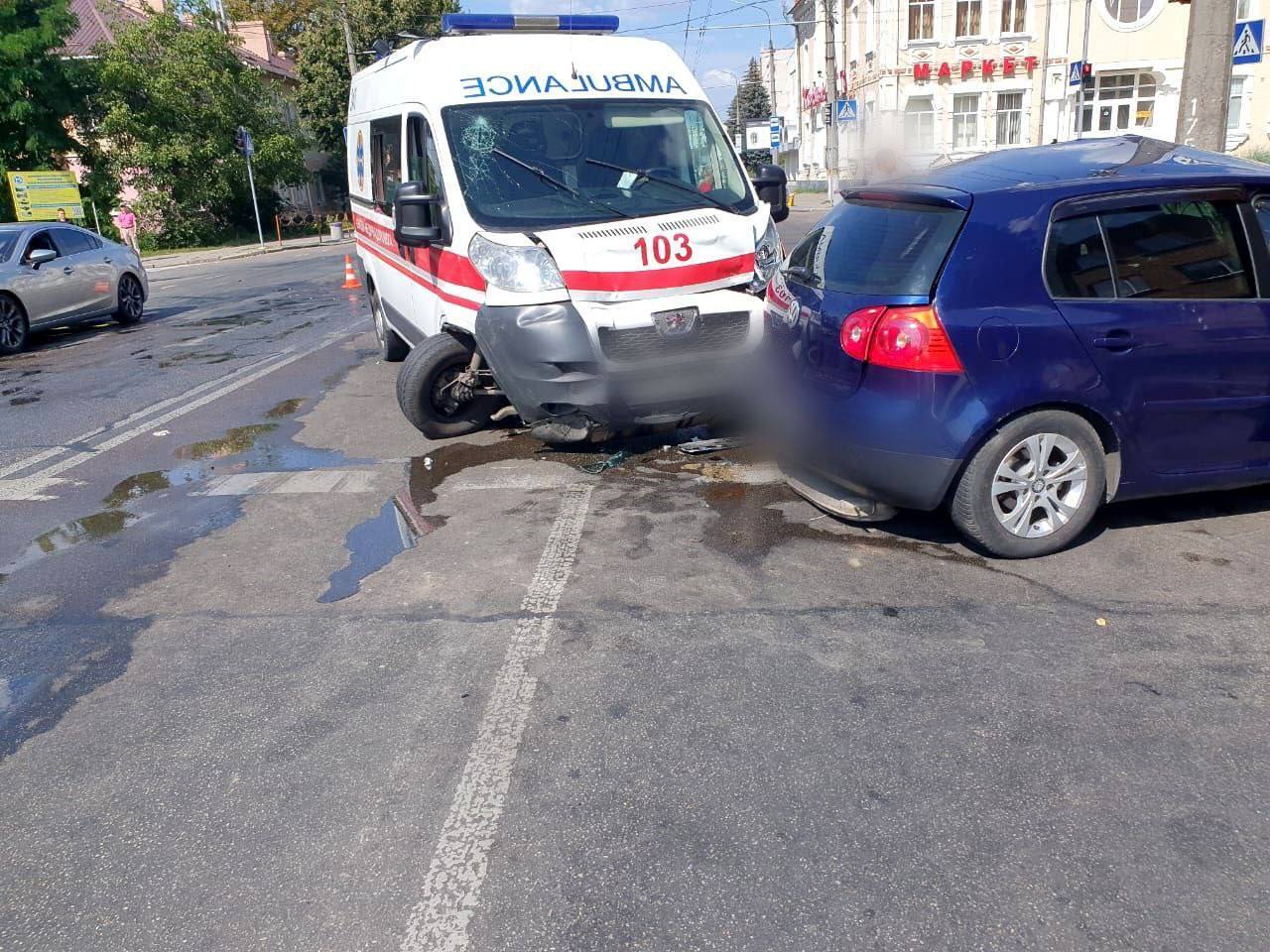 На Киевщине произошла авария с участием легковушки и машины скорой: есть пострадавшие. Фото