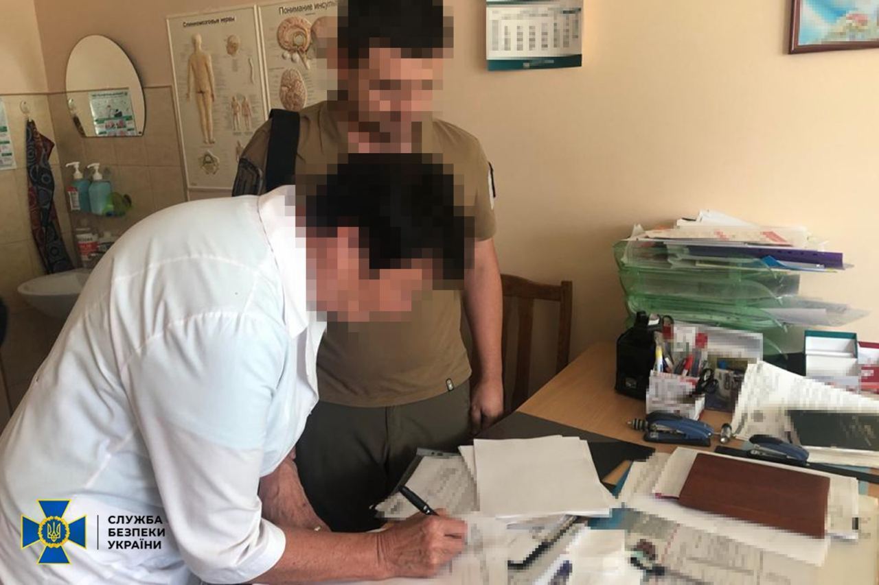 На Київщині викрили очільницю військової медкомісії, яка за понад 10 млн грн "списала" пів сотні ухилянтів. Фото