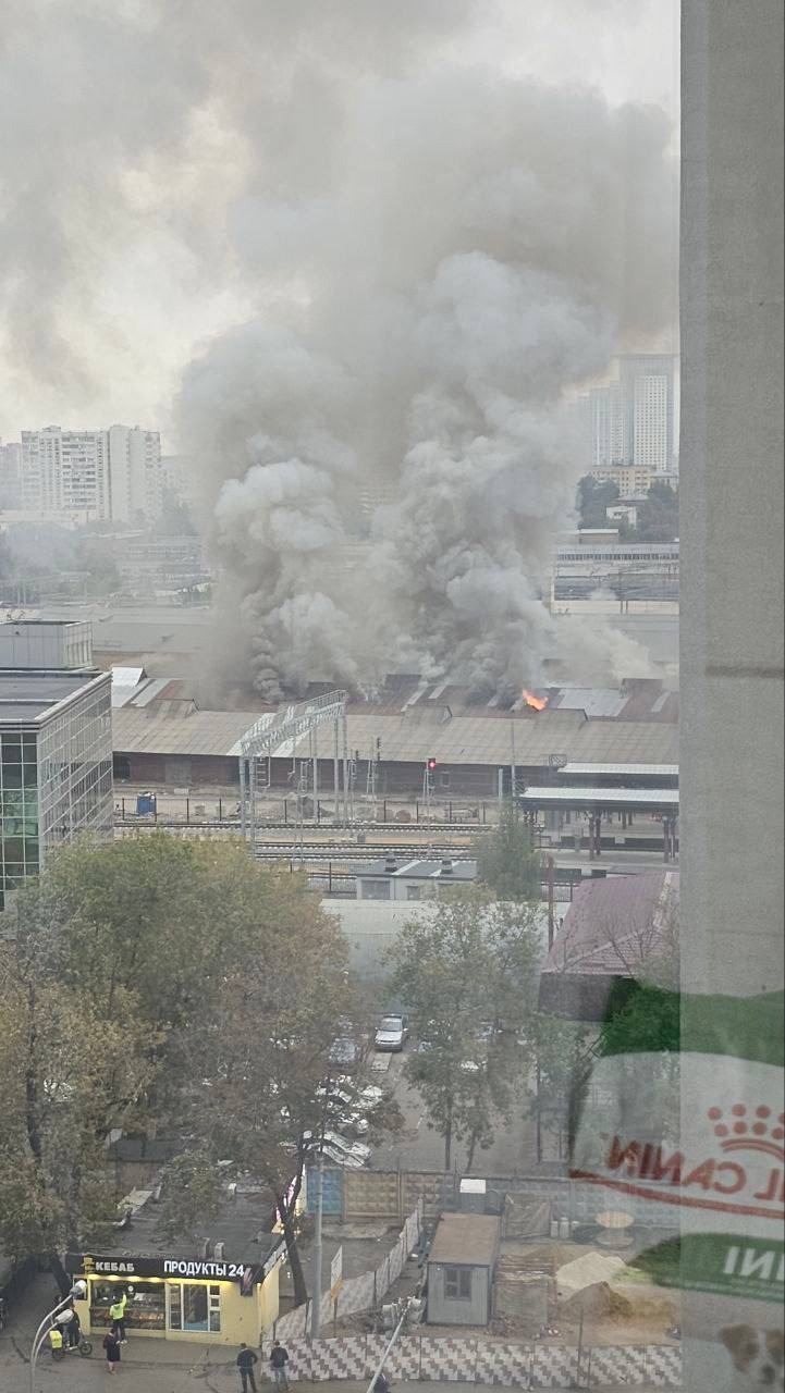 В Москве снова большой пожар: загорелся склад с имуществом Российских железных дорог. Видео