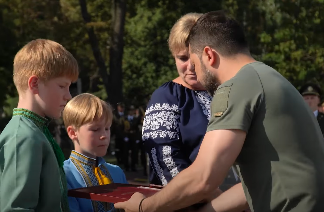 "Слова всегда меньше, чем то, что мы чувствуем": Зеленский почтил память погибших защитников Украины. Видео