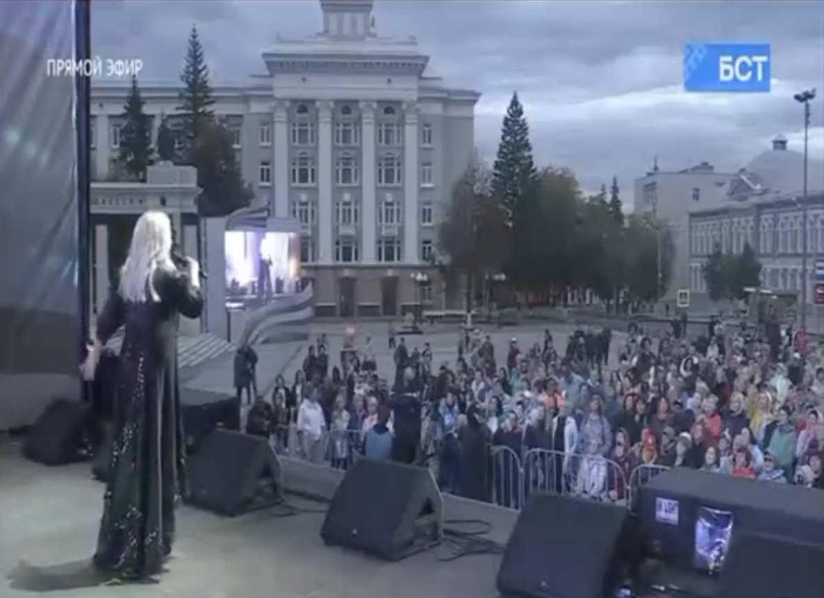 Таїсія Повалій на тлі кокошників і символа Z цинічно оббрехала Україну і зізналася в любові до Росії. Відео