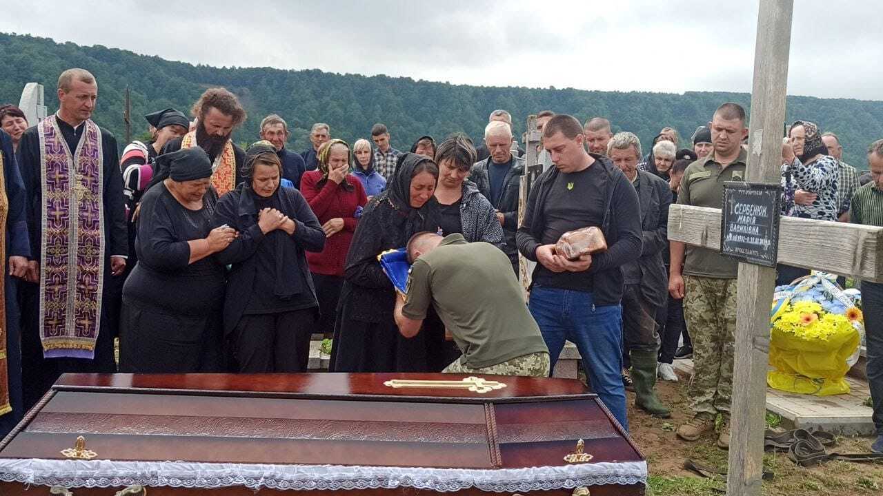 Без батька лишилася маленька донька: на Прикарпатті попрощалися із прикордонником, який загинув у боях за Україну. Фото 