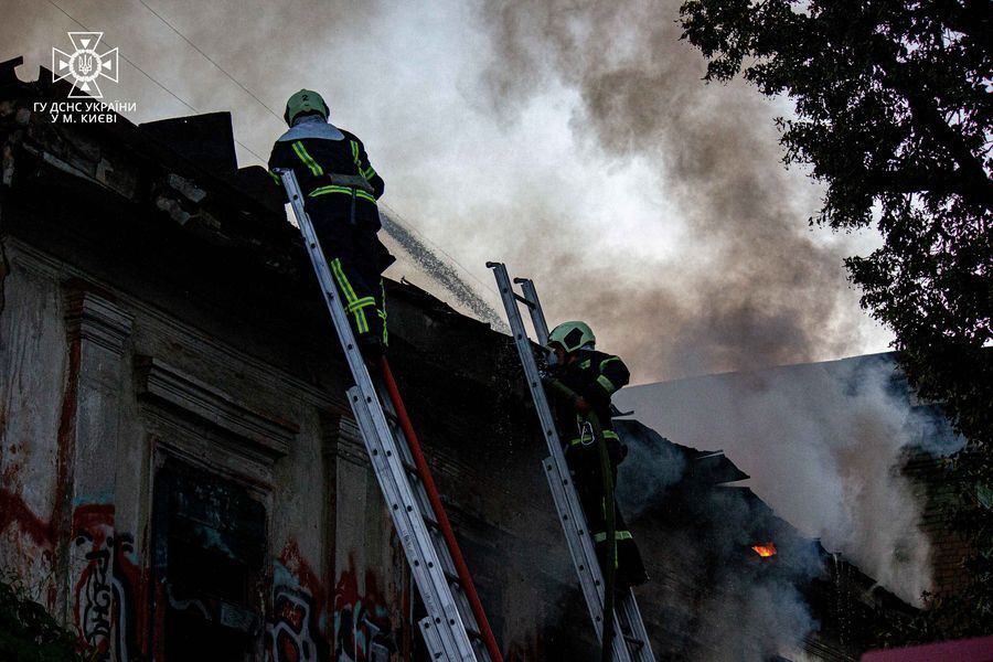 В Киеве на Подоле горел памятник архитектуры: полиция расследует факт умышленного поджога. Фото